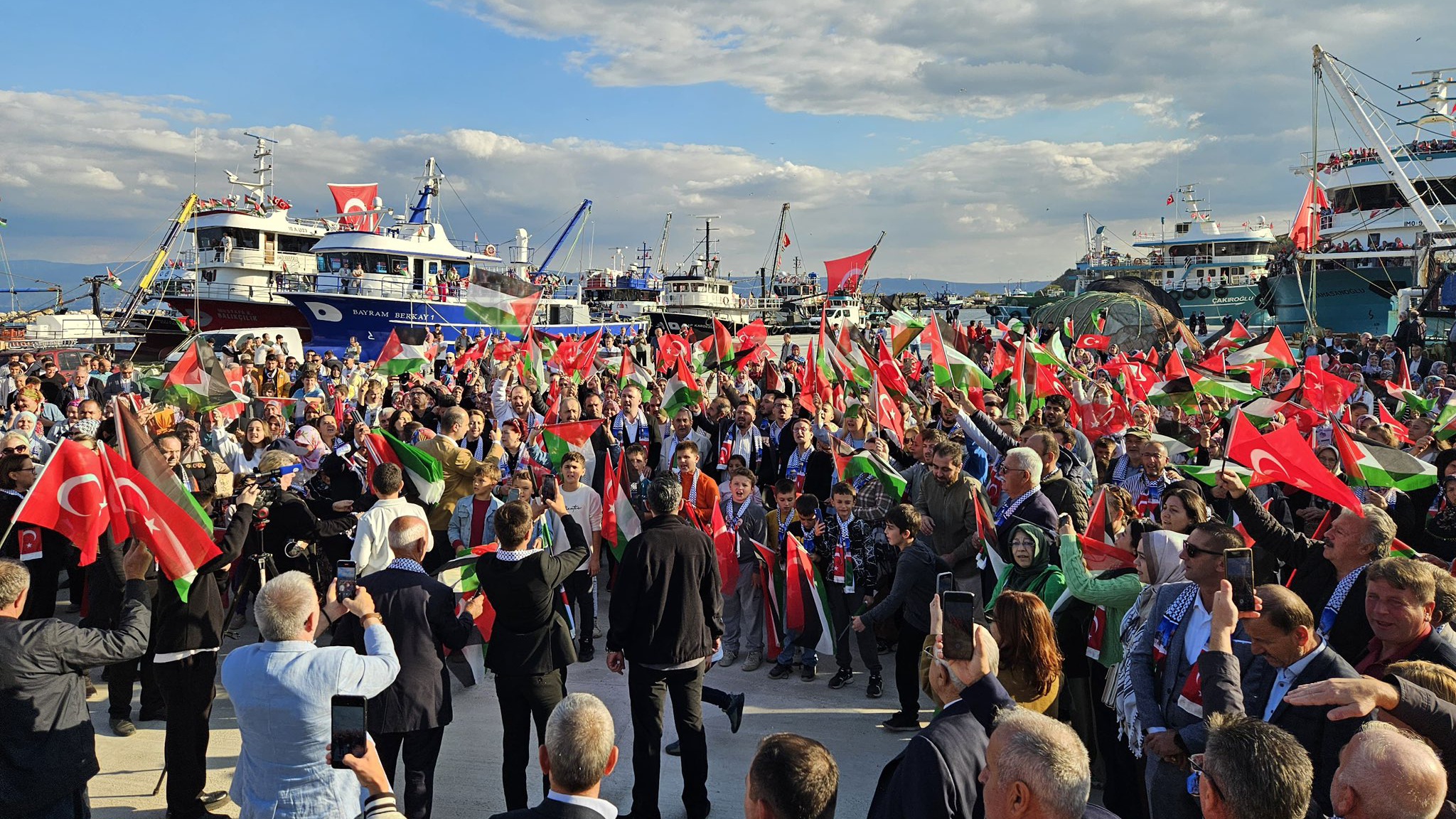 ERDEK'TEN SUMUD FİLOSU'NA DESTEK