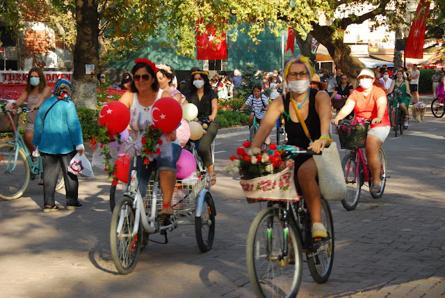 SÜSLÜ KADINLAR BİSİKLET TURU DÜZENLENDİ