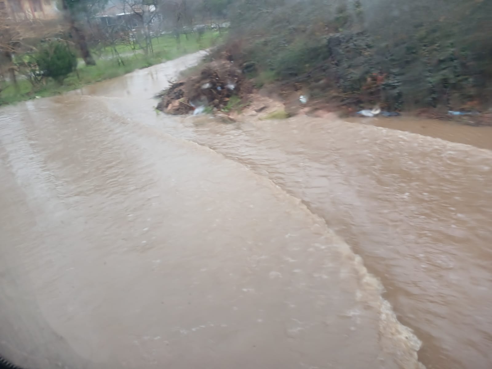 ERDEK-BANDIRMA KAMPLAR YOLU SULAR ALTINDA