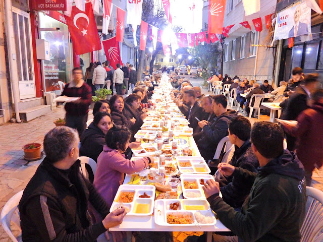 CHP GENÇLİK KOLLARI'NDAN İFTAR YEMEĞİ 