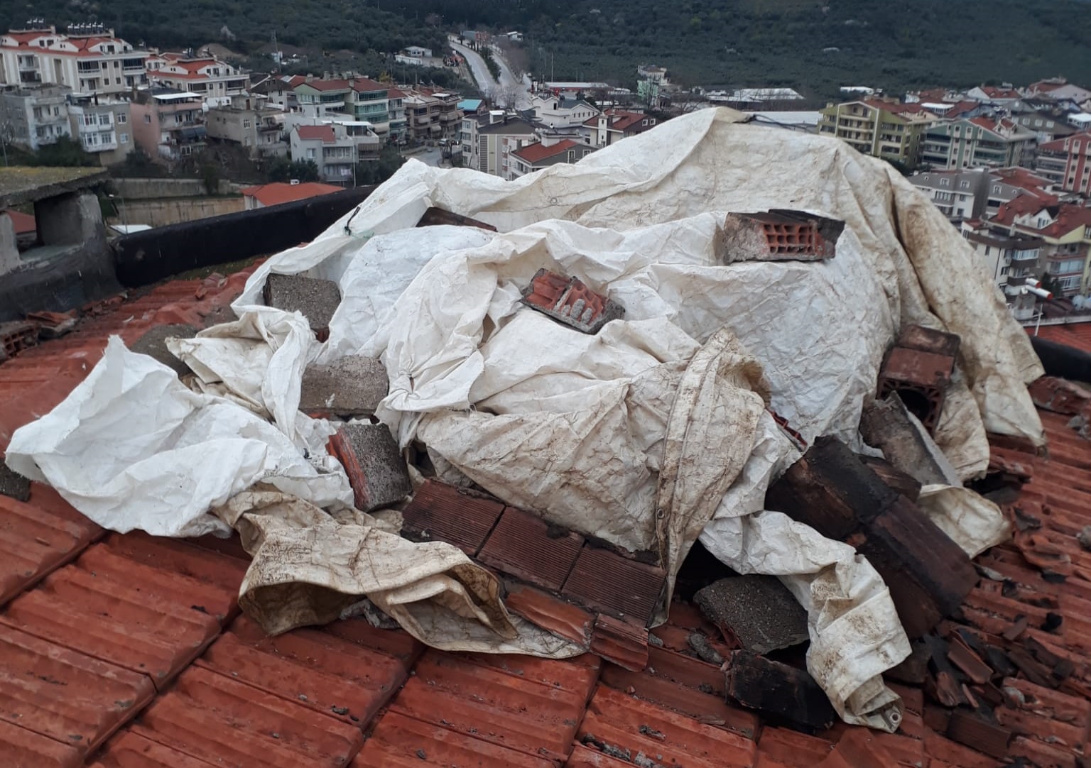 ERDEK'TE YILDIRIM İSABET EDEN ÇATIDA HASAR OLUŞTU