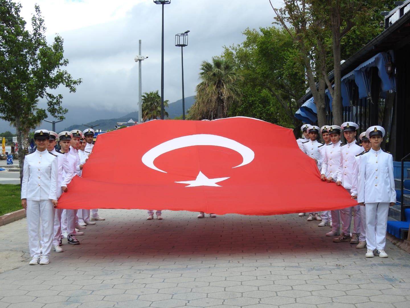 ERDEK'TE GENÇLİK YÜRÜYÜŞÜ