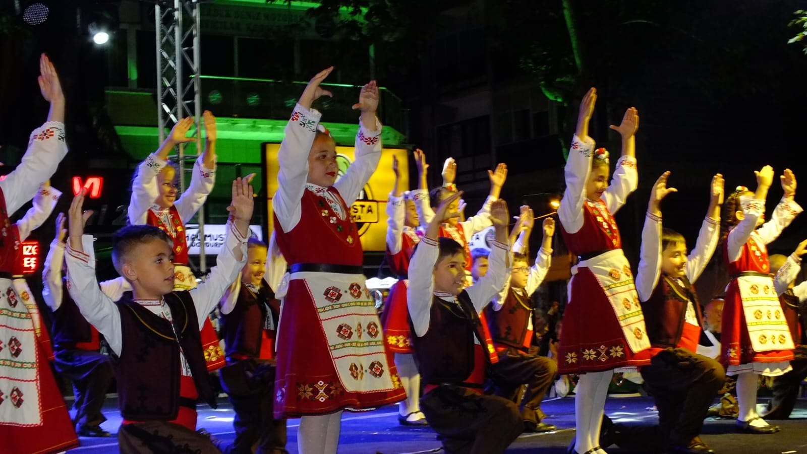 I. ERDEK ULUSLARARASI HALK DANSLARI FESTİVALİ SONA ERDİ