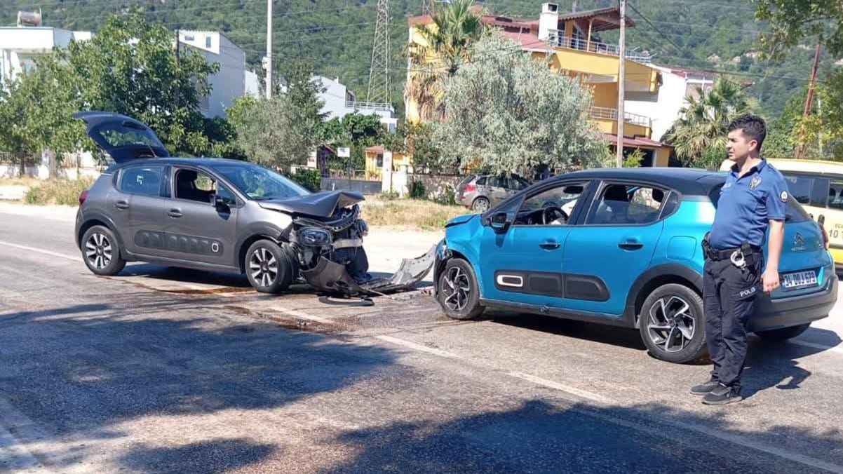 İKİ ARAÇ KAFA KAFAYA ÇARPIŞTI: 5 YARALI