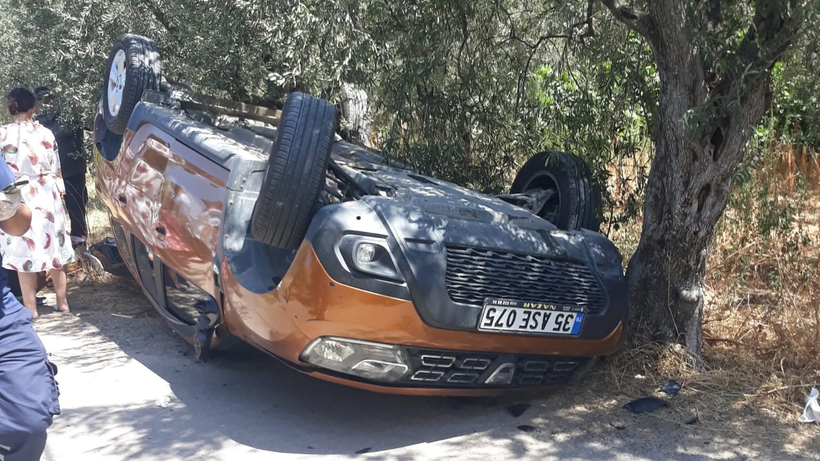 ERDEK'TE ARAÇ TERS DÖNDÜ: 5 YARALI