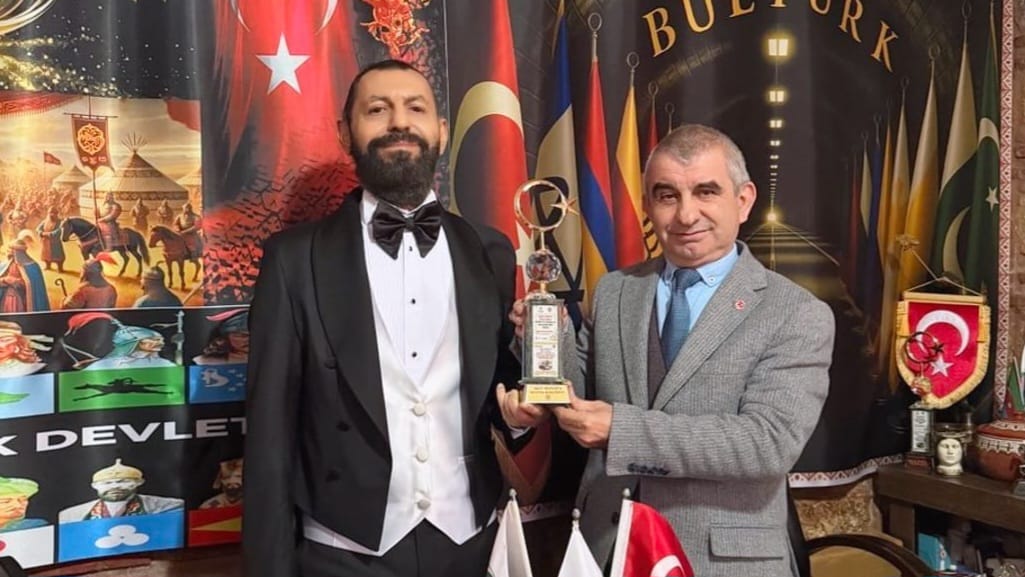 ÜNLÜ YAZAR AKİF MANAF 'CİNE1 BARIŞ ÖDÜLÜ'NE LAYIK GÖRÜLDÜ 