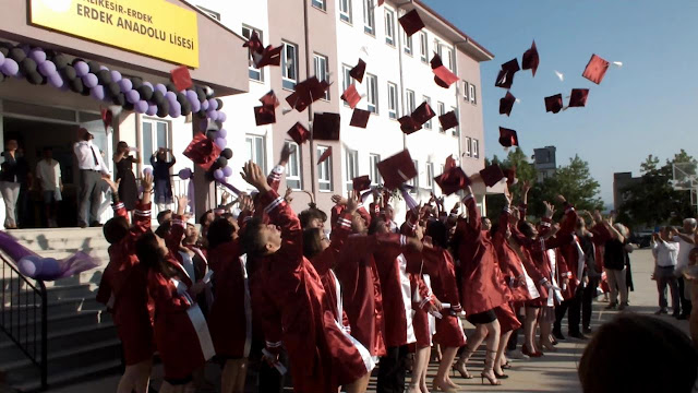 ERDEK ANADOLU LİSESİ'NDE MEZUNİYET HEYECANI