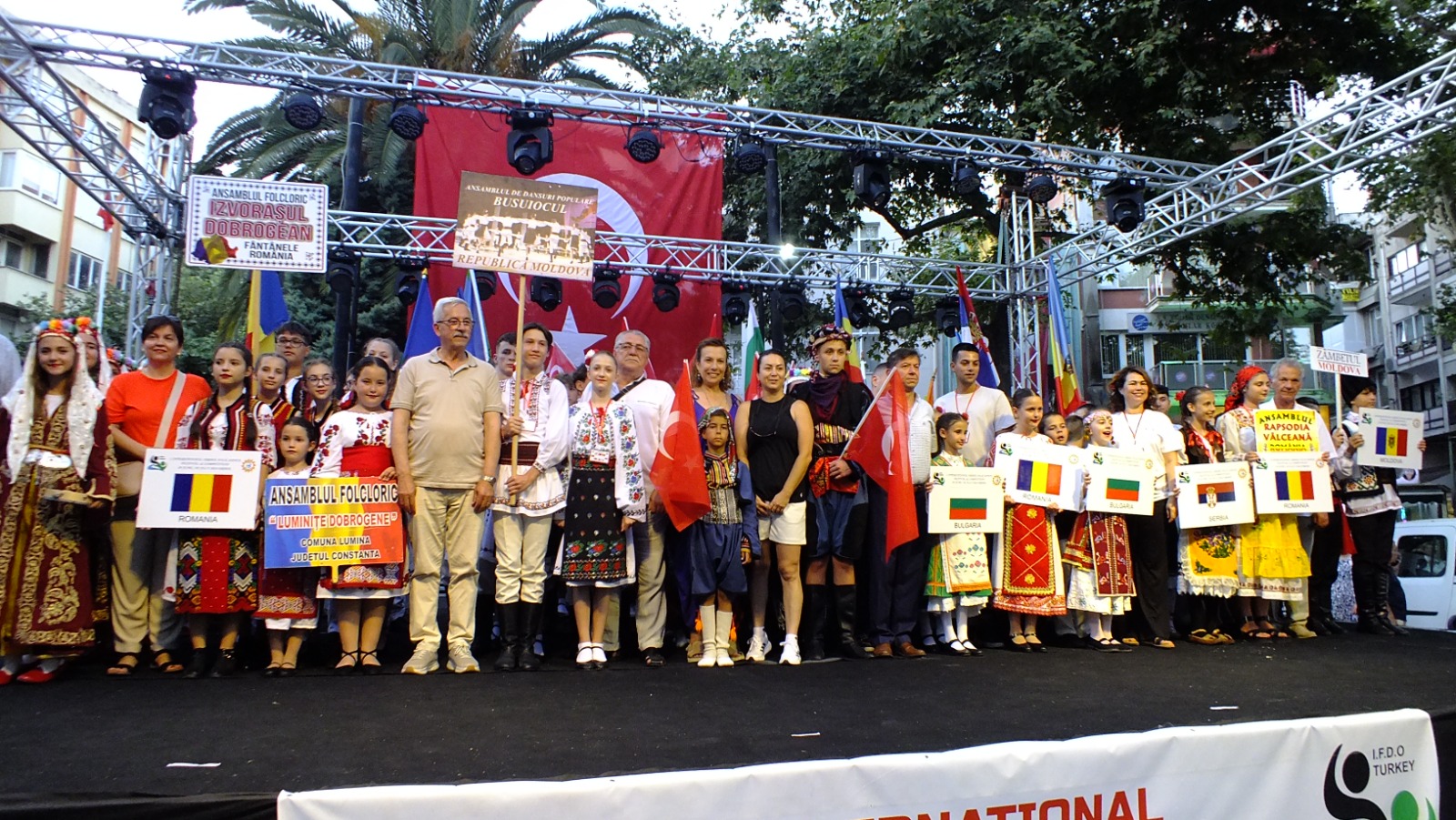 ERDEK'TE ULUSLARARASI FOLK DANS'IN İLK GÜNÜ TAMAMLANDI