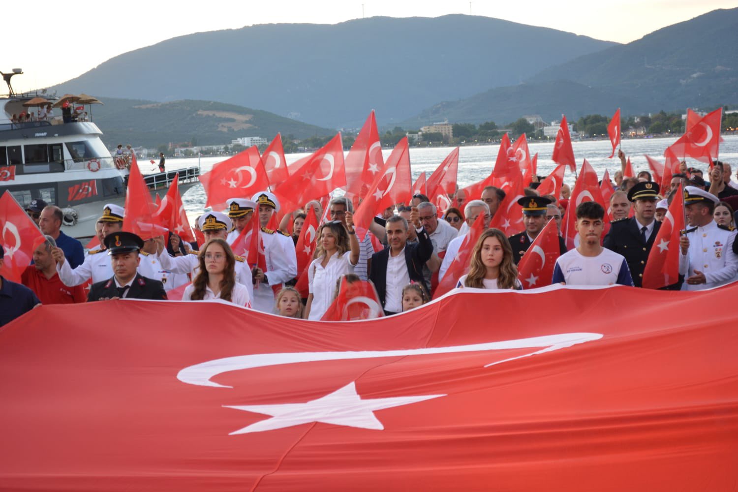 15 TEMMUZ'UN 8. YILI ERDEK'TE KUTLANDI