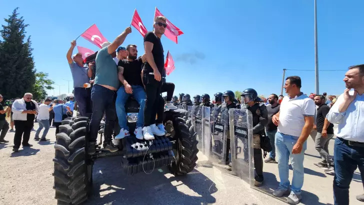 BANDIRMA'DA ÇİFTÇİLER EYLEM YAPTI