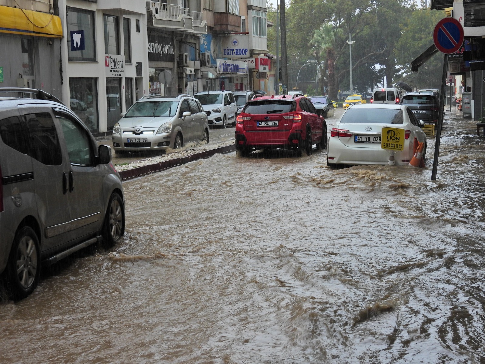 ERDEK'TE SAĞANAK YAĞIŞ CADDE VE SOKAKLARI GÖLE ÇEVİRDİ