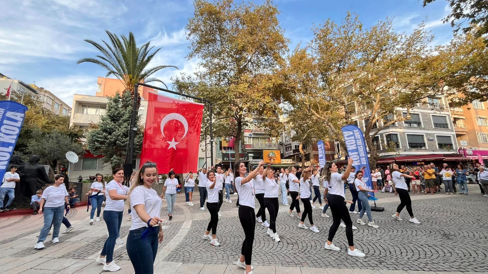 ERDEK'TE 'BİR DENİZ İKİ YAKA' DANS GÖSTERİSİ