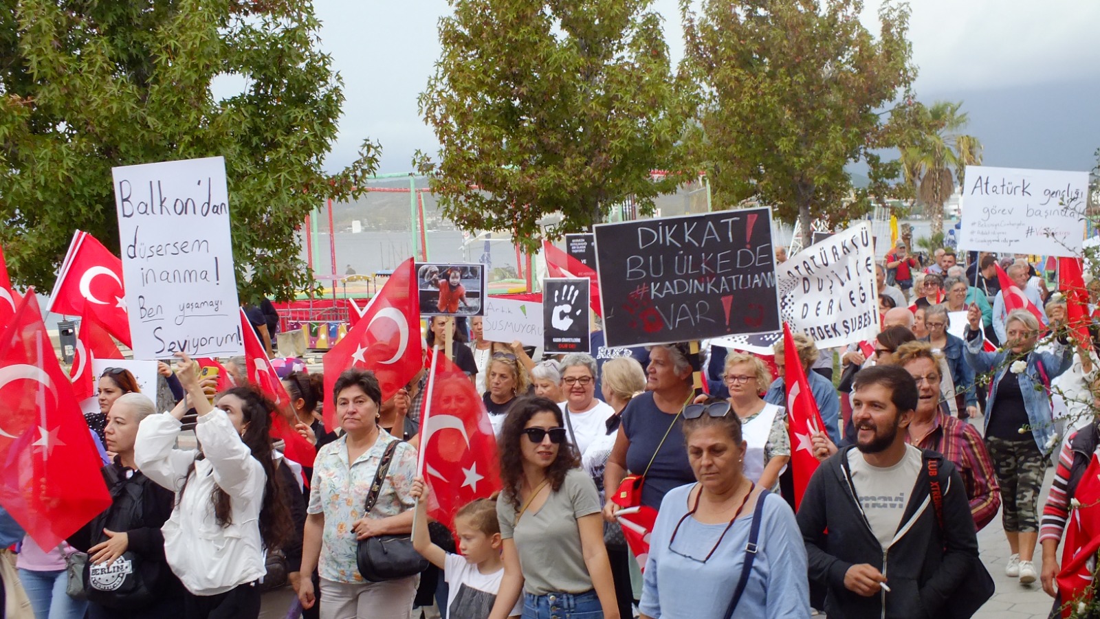 ERDEK HALKI 'KADIN VE ÇOCUKLAR' İÇİN YÜRÜDÜ