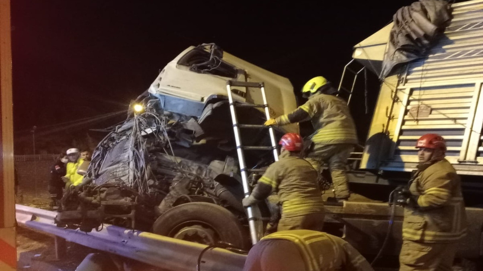 BANDIRMA'DA BARİYERLERE ÇARPAN KAMYON SÜRÜCÜSÜ YARALANDI