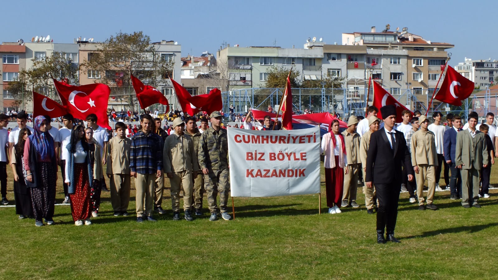 ERDEK'TE CUMHURİYETİN 101. YILI COŞKUYLA KUTLANDI