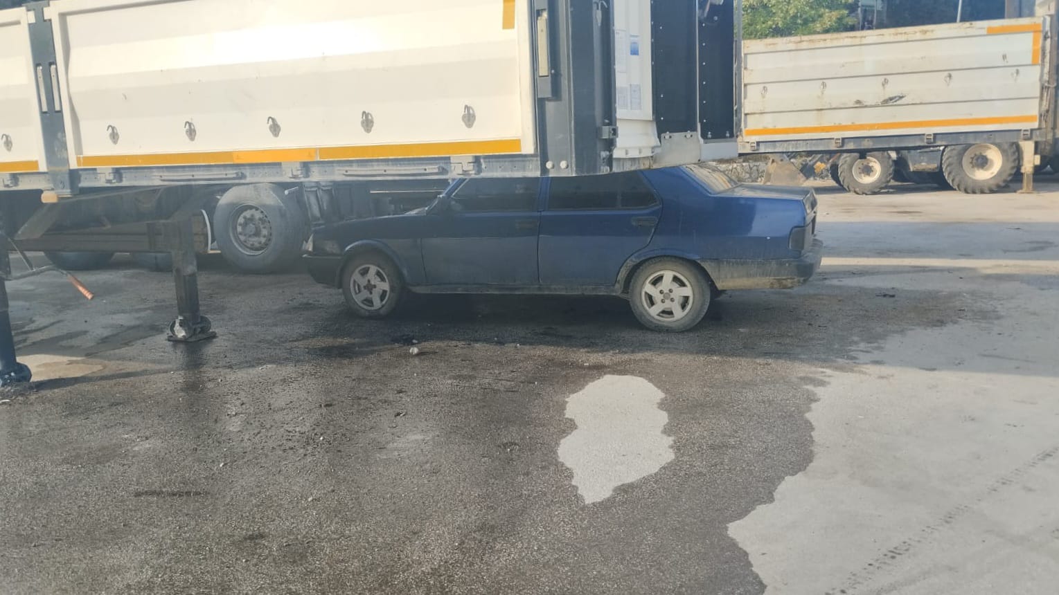 TIR GARAJINDA ARAÇ YANGINI