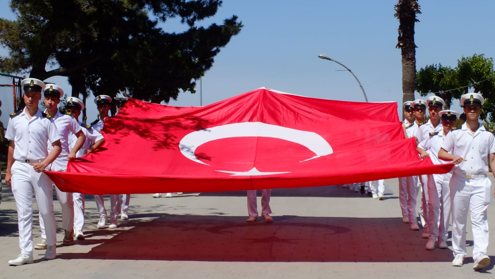 ERDEK'TE 'GENÇLİK YÜRÜYÜŞÜ'