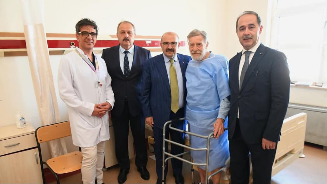 VALİ USTAOĞLU'NDAN AHMET MEKİN'E ZİYARET
