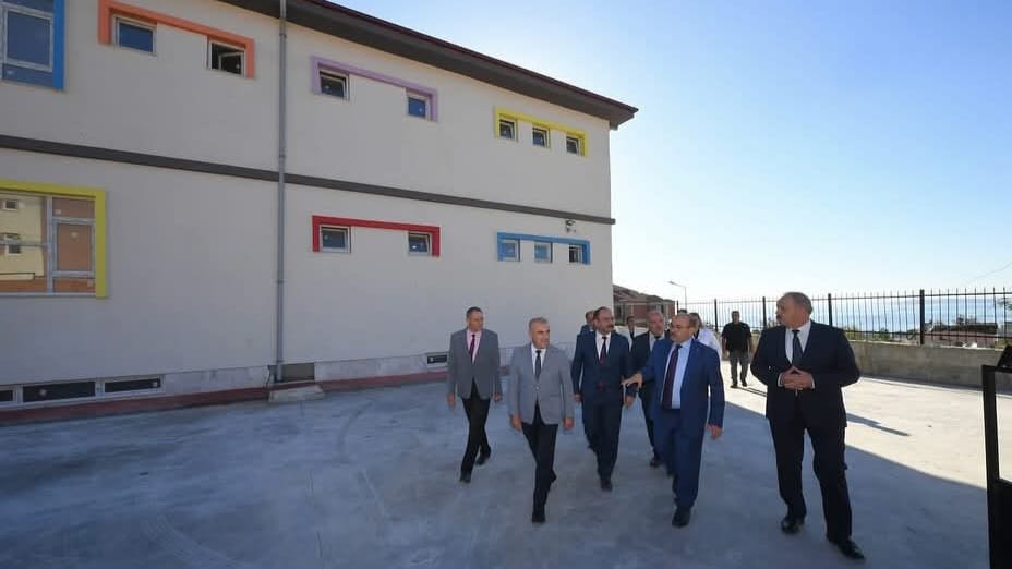VALİ USTAOĞLU, ERDEK'TE YENİ YAPILAN OKULLARDA İNCELEMEDE BULUNDU
