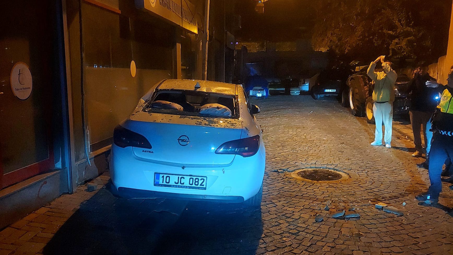 DEPREM ETKİSİYLE DÜŞEN BİNA PARÇALARI ARACA ZARAR VERDİ