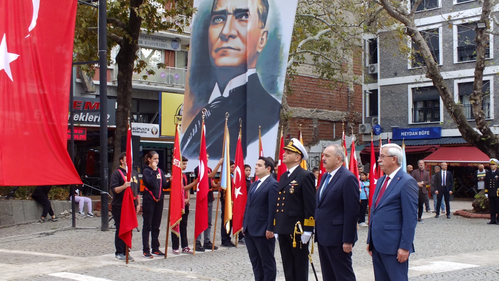 ERDEK'TE CUMHURİYET BAYRAMI ÇELENK TÖRENİ YAPILDI