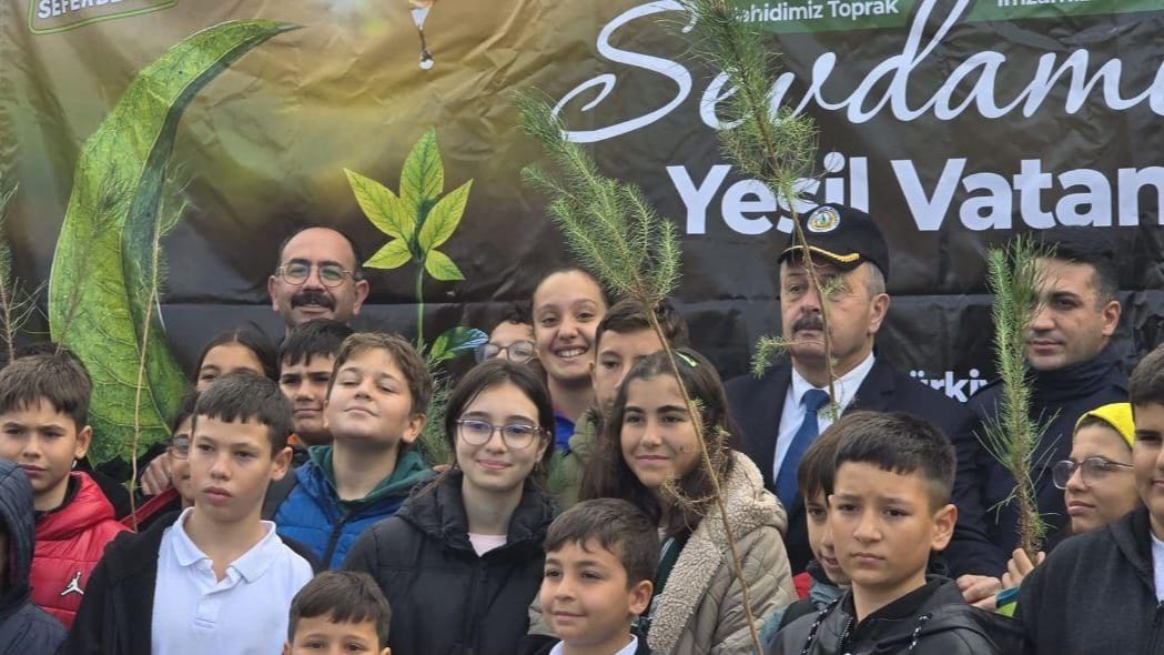 ERDEK'TE FİDANLAR 'ATATÜRK VE VATAN SEVGİSİ'YLE TOPRAKLA BULUŞTU