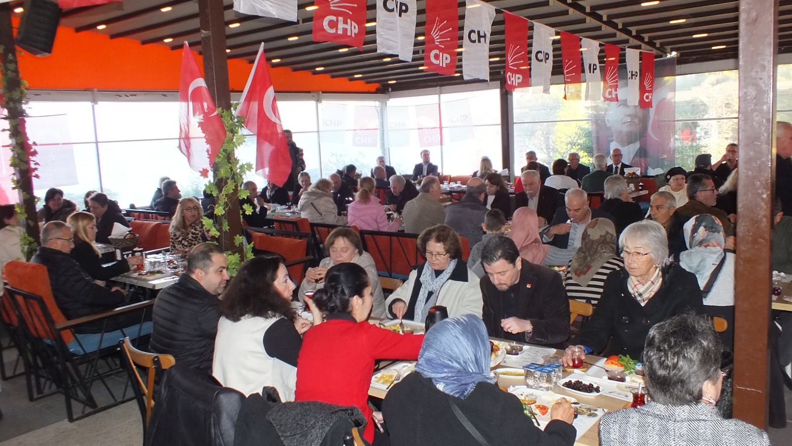 CHP ÜYELERİYLE KAHVALTIDA BİR ARAYA GELDİ