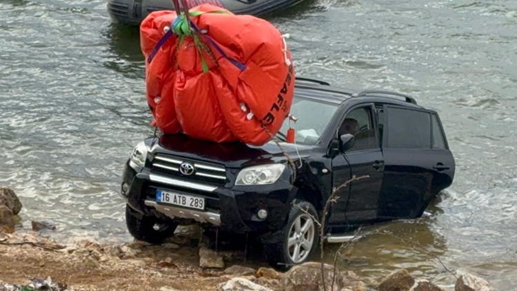 ELİF KUMAL'IN ARACI SUDAN ÇIKARILDI