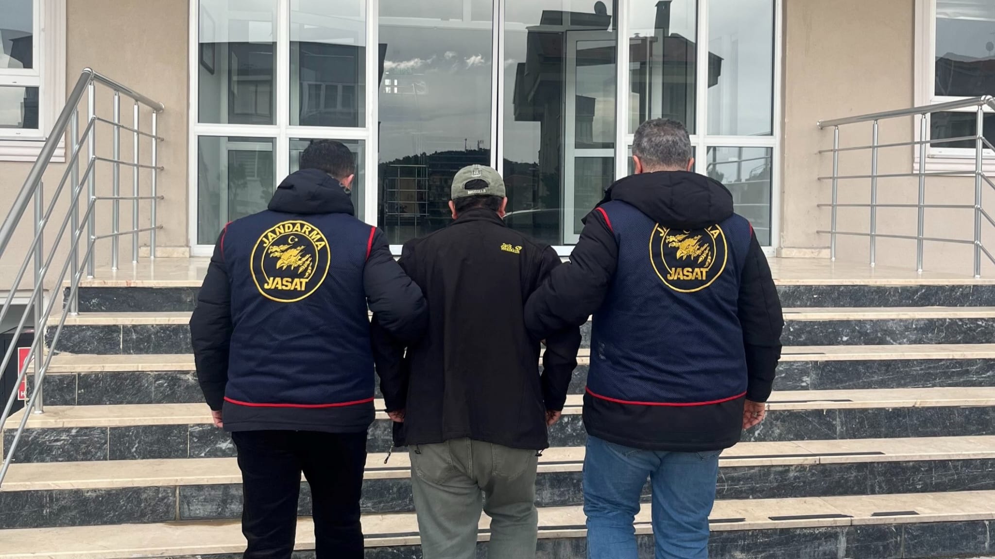 KÜTAHYA'DA ARANAN CEZAEVİ FİRARİSİ ERDEK'TE YAKALANDI