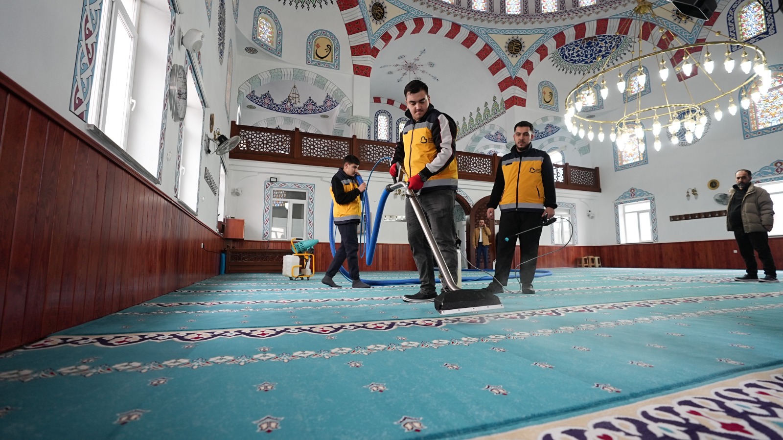 BÜYÜKŞEHİRDEN CAMİLERDE GÜL KOKULU TEMİZLİK