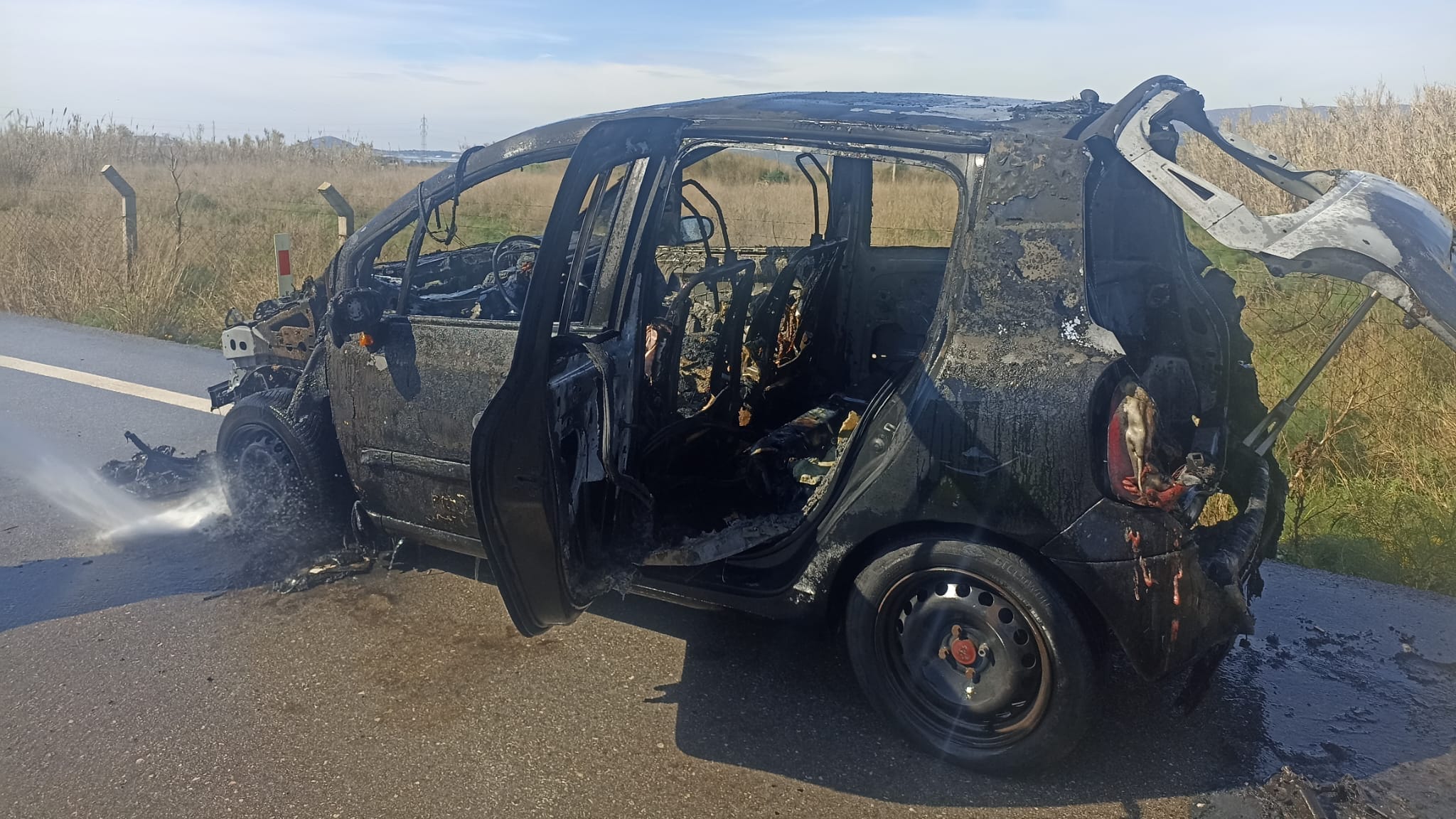 BANDIRMA-ERDEK YOLUNDA ALEV ALAN ARAÇ KÜLE DÖNDÜ