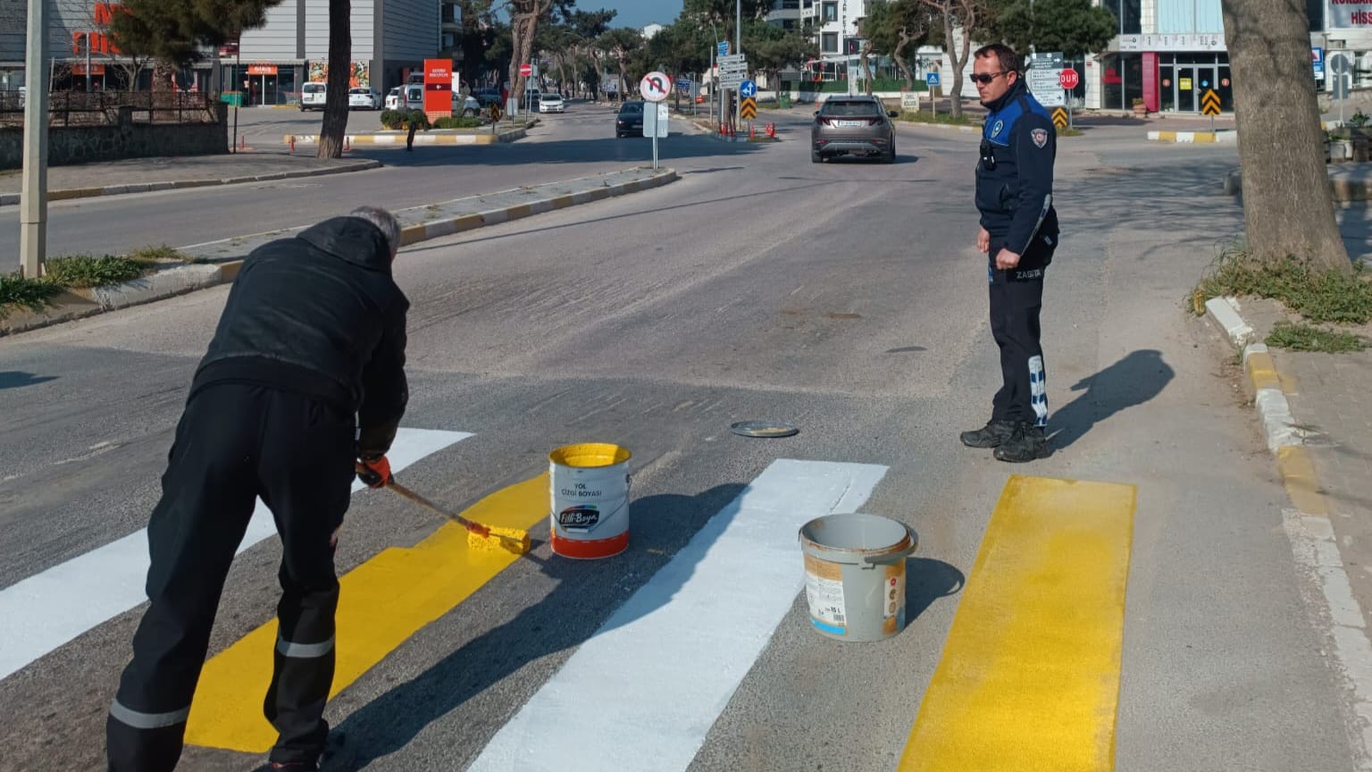 ERDEK'TE YAYA GEÇİTLERİ YENİLENİYOR