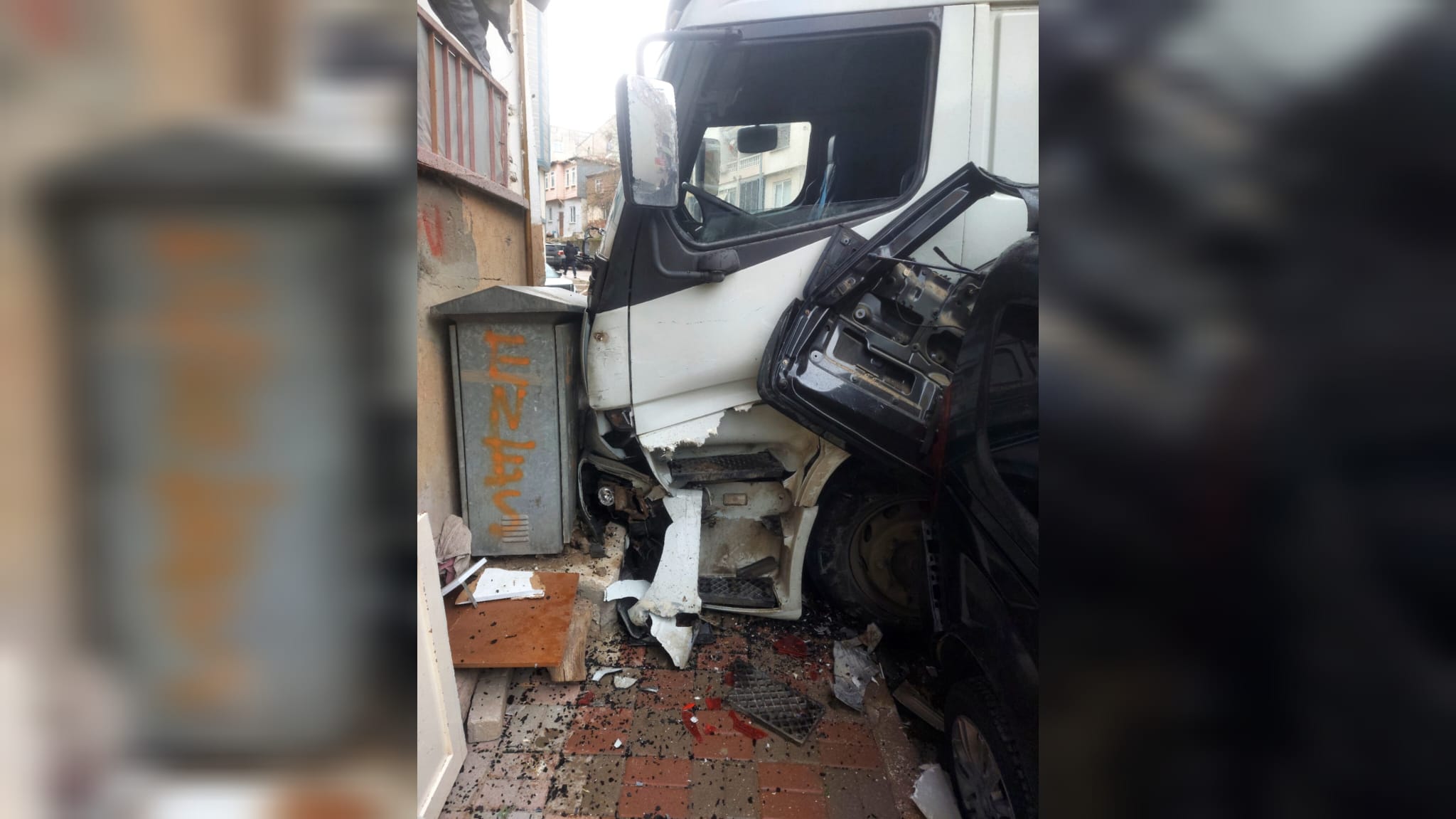 FRENİ PATLAYAN TIR ELEKTRİK PANOSUNA ÇARPARAK DURABİLDİ