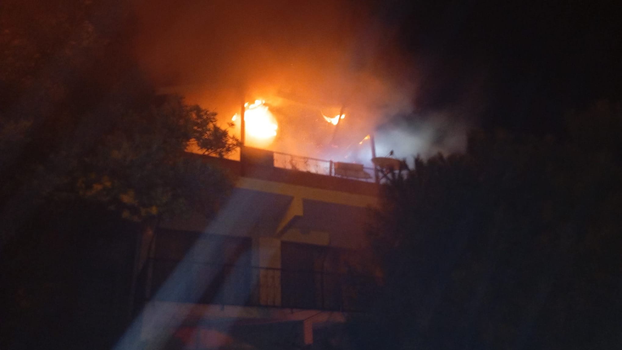 TATLISU'DAKİ ÇATI YANGININA İTFAİYE MÜDAHALE ETTİ