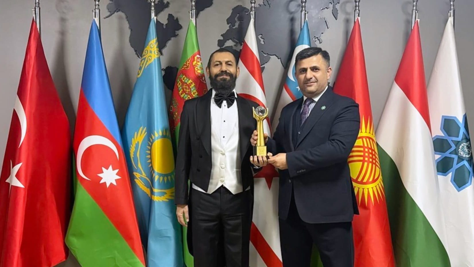 ÜNLÜ YAZAR AKİF MANAF'A KÜRESEL BİLİNÇ VE BARIŞ ÖDÜLÜ 