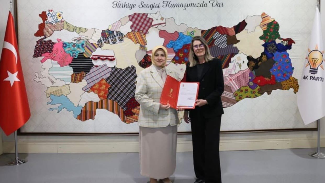 AK PARTİ ERDEK KADIN KOLLARI'NDA BAŞKAN NEVİN AKINCI