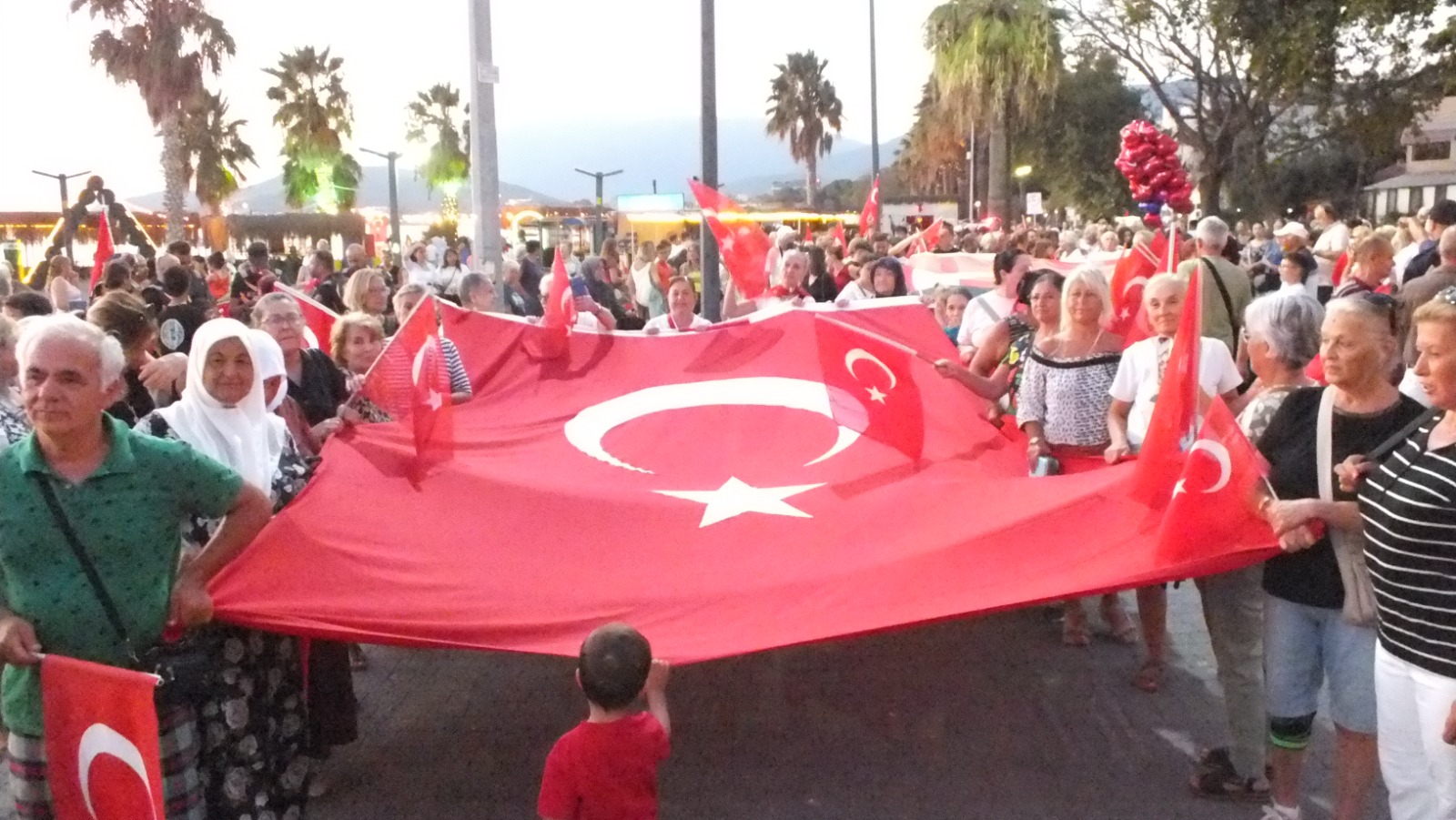 30 AĞUSTOS FENER ALAYI VE BEDELSİZ KONSERİYLE KUTLANDI