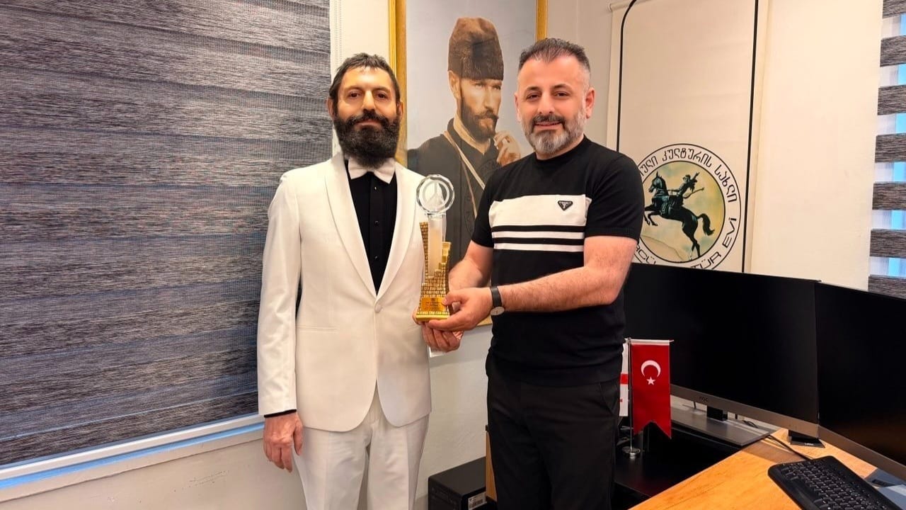 AKİF MANAF 'SANAT VE BARIŞ ÖDÜLÜ' İLE ONURLANDIRILDI