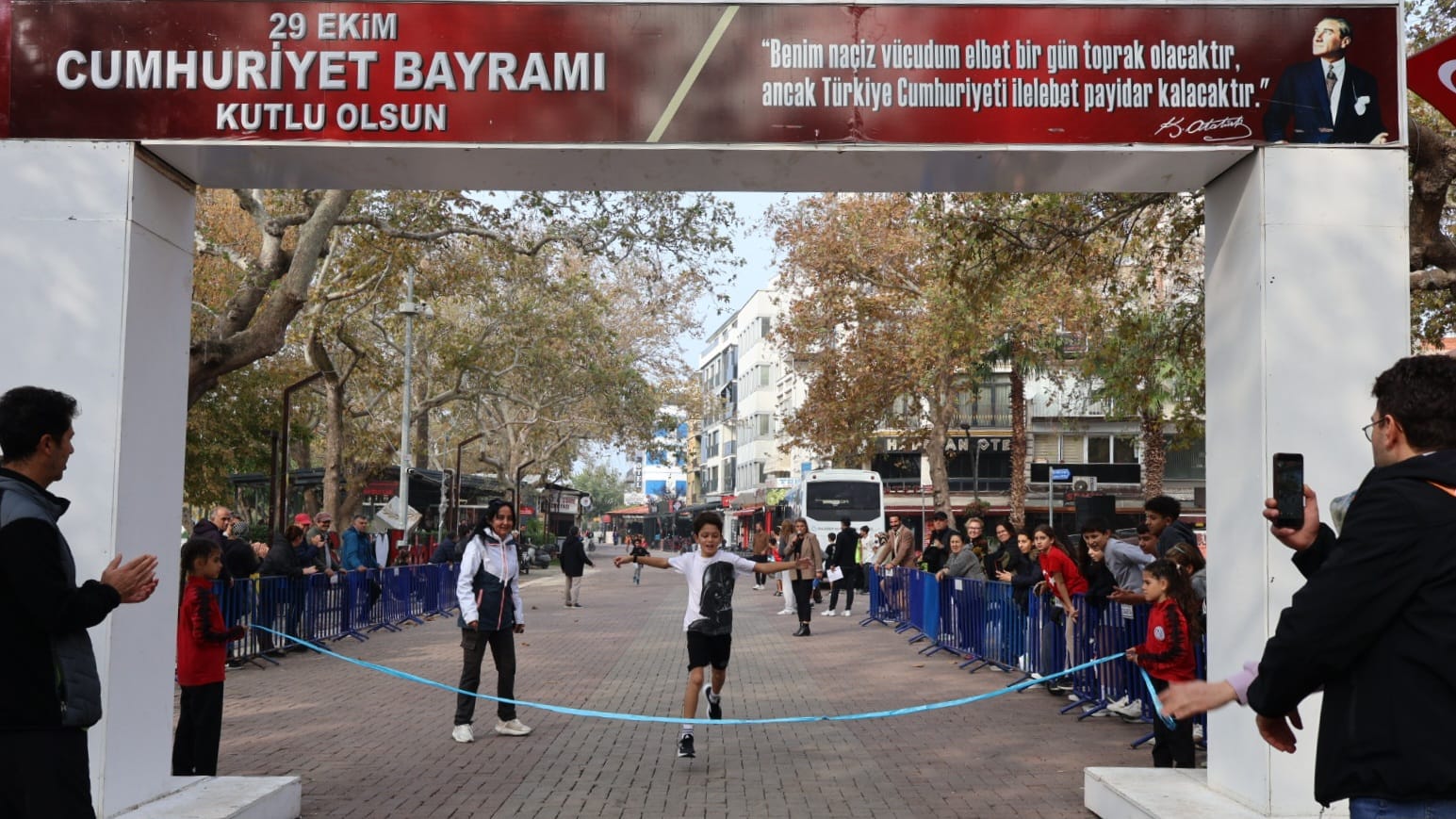 ERDEK'TE ÖĞRENCİLER ARASI CUMHURİYET KOŞUSU