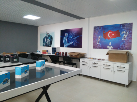 ANADOLU LİSESİ'NE ROBOTİK KODLAMA VE TASARIM ATÖLYESİ