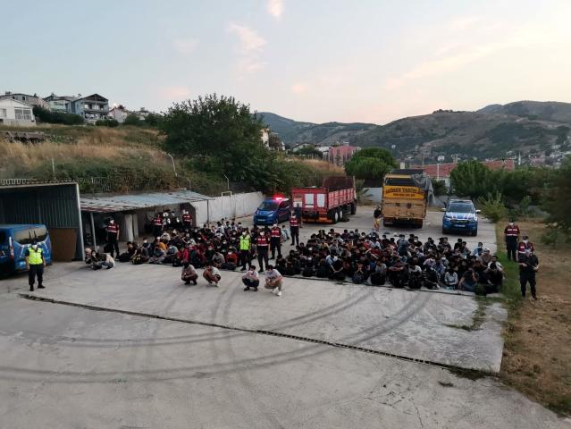 ERDEK'TE 180 KAÇAK GÖÇMEN YAKALANDI