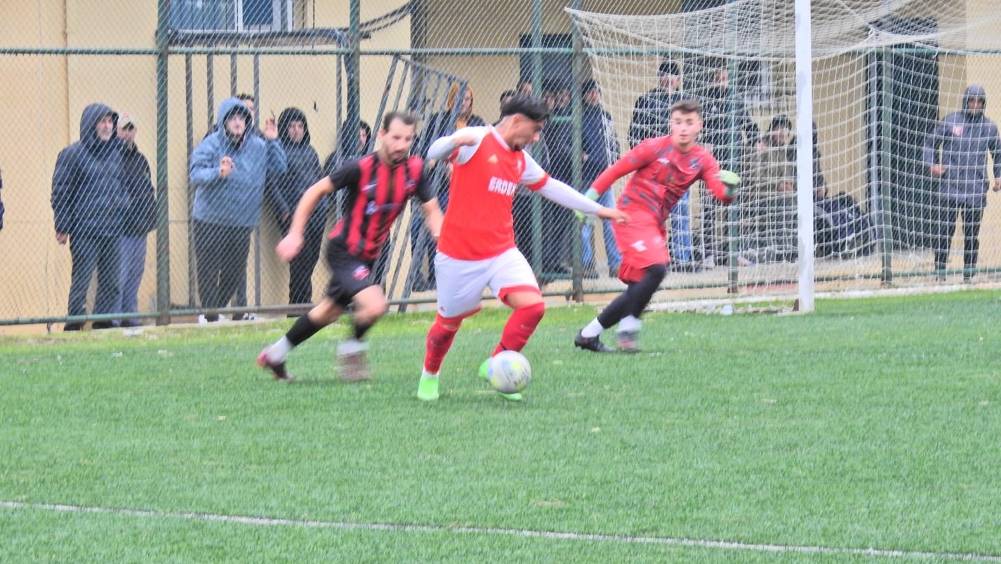 ERDEKSPOR, LİDER SUSURLUKSPOR'U 2-1 YENDİ